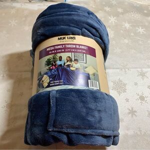Muk Luks Mega Family Throw Blanket Blue 70”x110” NWT not used Gorgeous